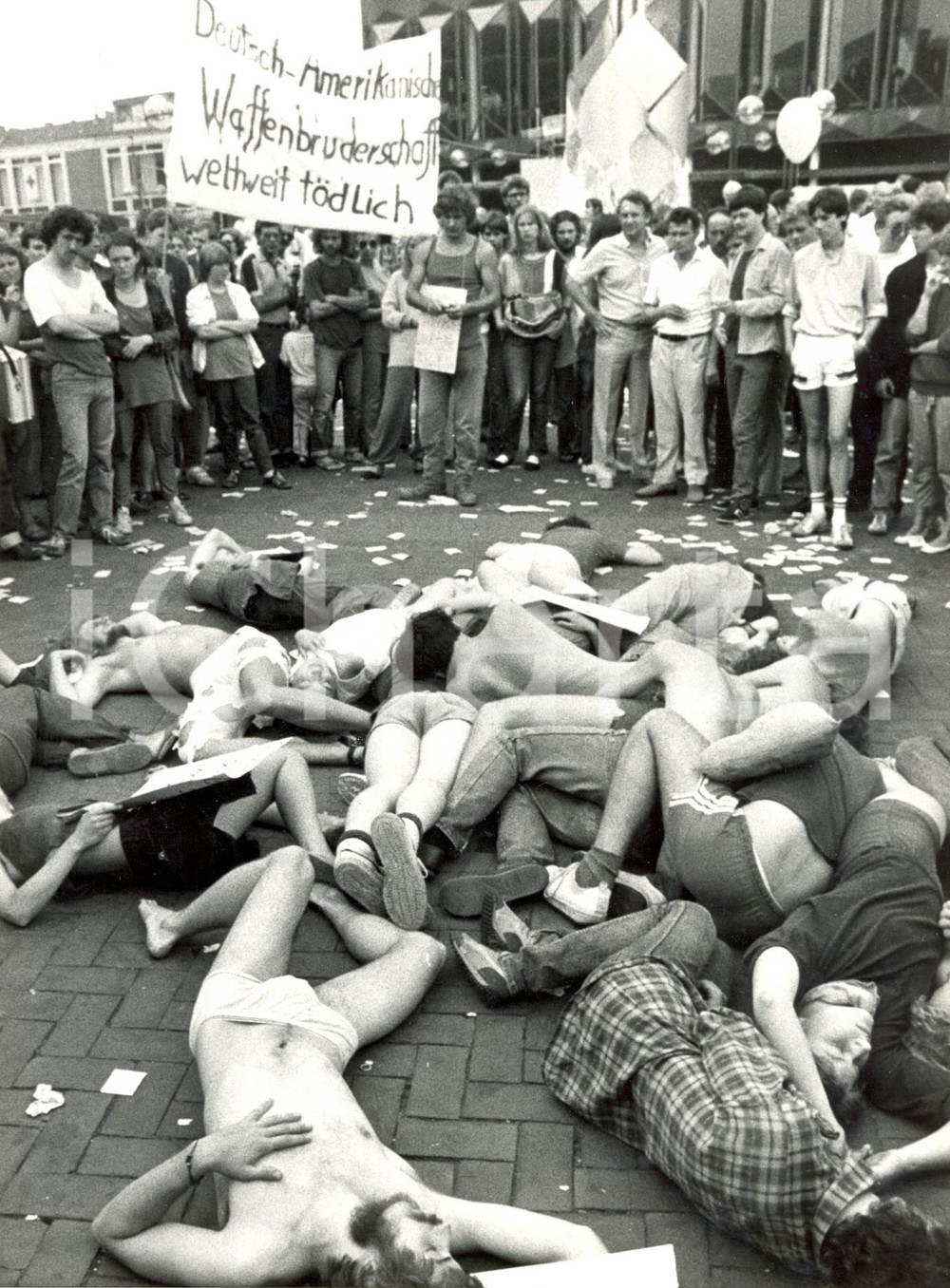 Fotografia d epoca originale 1982 BERLIN Giovani partecipano alla simulazione di un attacco nucleare Foto 1