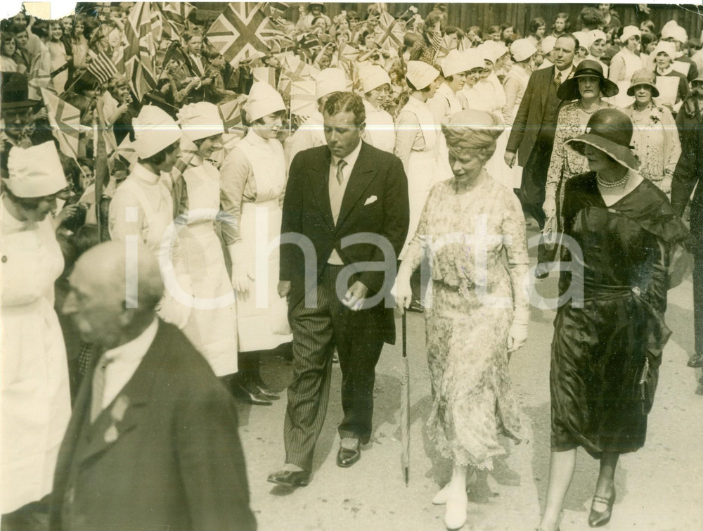 Fotografia d epoca originale 1935 ca LONDON Mary di TECK visita il Queen Mary s Hospital Fotografia 1