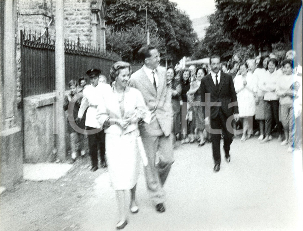 Fotografia d epoca originale 1960 ca ZARAUTZ SPAGNA Re BALDOVINO Fabiola del BELGIO  Folla 1 1