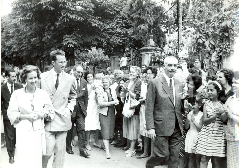 Fotografia d epoca originale 1960 ca ZARAUTZ SPAGNA Applausi per Re BALDOVINO Fabiola del BELGIO 2 1