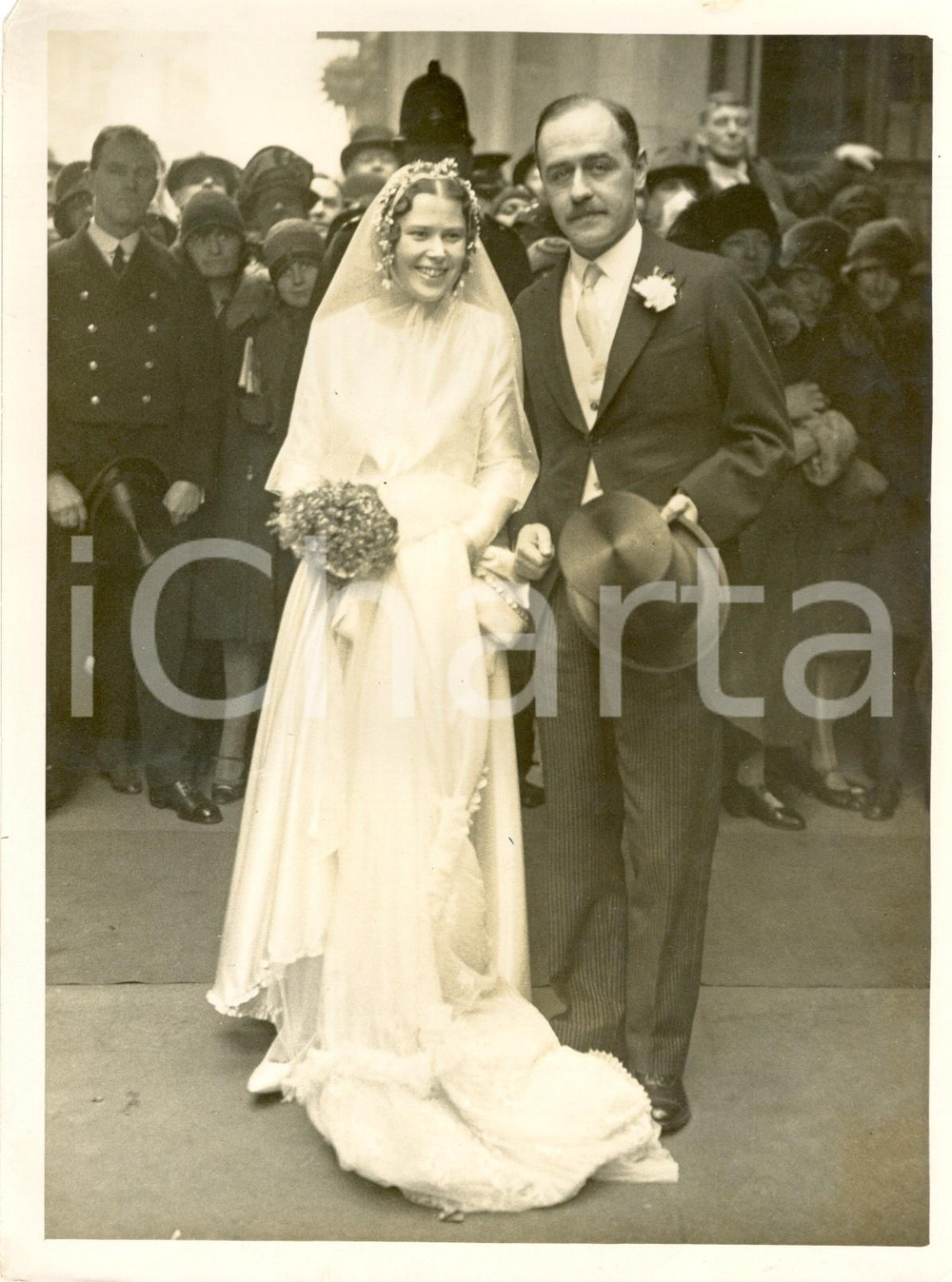 1930 LONDON (UK) Matrimonio sir Edward James REID e Tatiana FENOULT St Michael DATA: 17 gennaio 1930LUOGO: LONDON - SAINT MICHAEL'S CHURCHTITOLO: MATRIMONIO DI EDWARD JAMES REID E TATIANA FENOULT DESCRIZIONE: Fotografia d'epoca con didascalia dattiloscritta coeva al verso.FORMATO: 15 x 20 cm CONDIZIONI: buone (ma angolo superiore sinistro mancante)  Vera fotografia d'epoca, originale, autentica.     originale e autentica 1