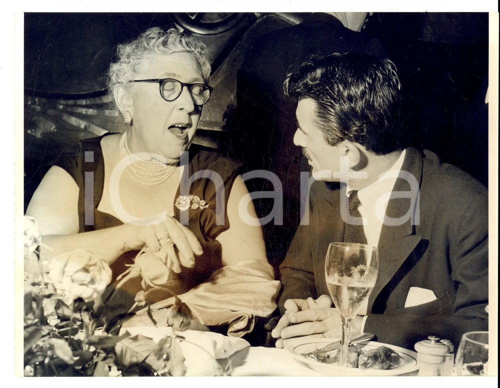 Fotografia d epoca originale 1950 ca PARIS F Jacques ROBERT a tavola con un attrice Foto 1