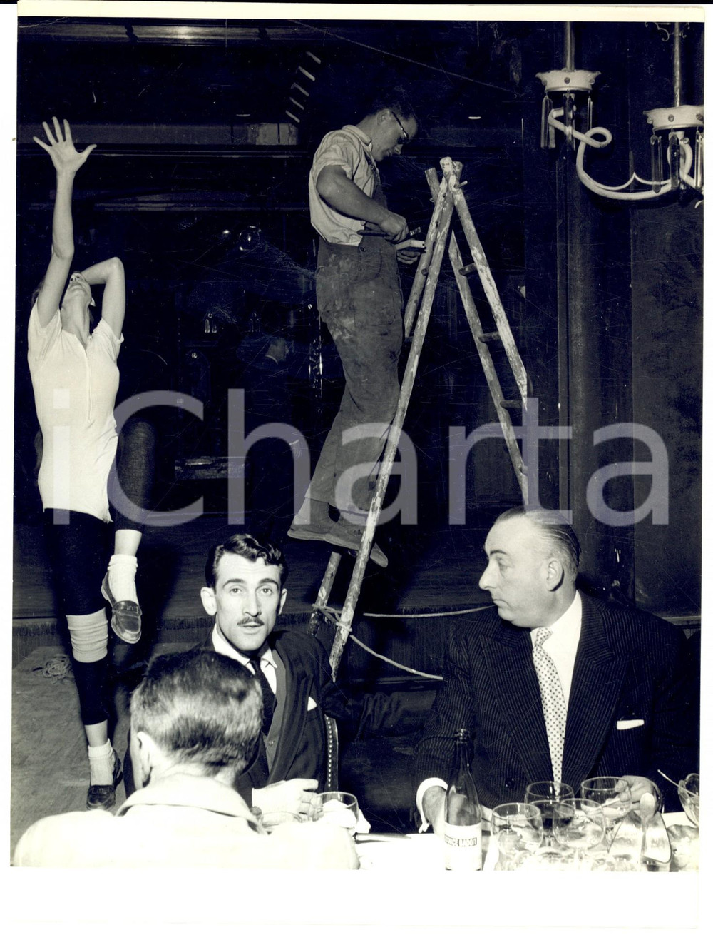 Fotografia d epoca originale 1950 ca PARIS F Jacques ROBERT e PierreLouis GUERIN pranzano a teatro 1