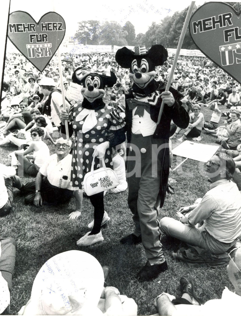Fotografia d epoca originale 1982 BONN DE Mickey Mouse e Minnie manifestano per gli USA Fotografia 1