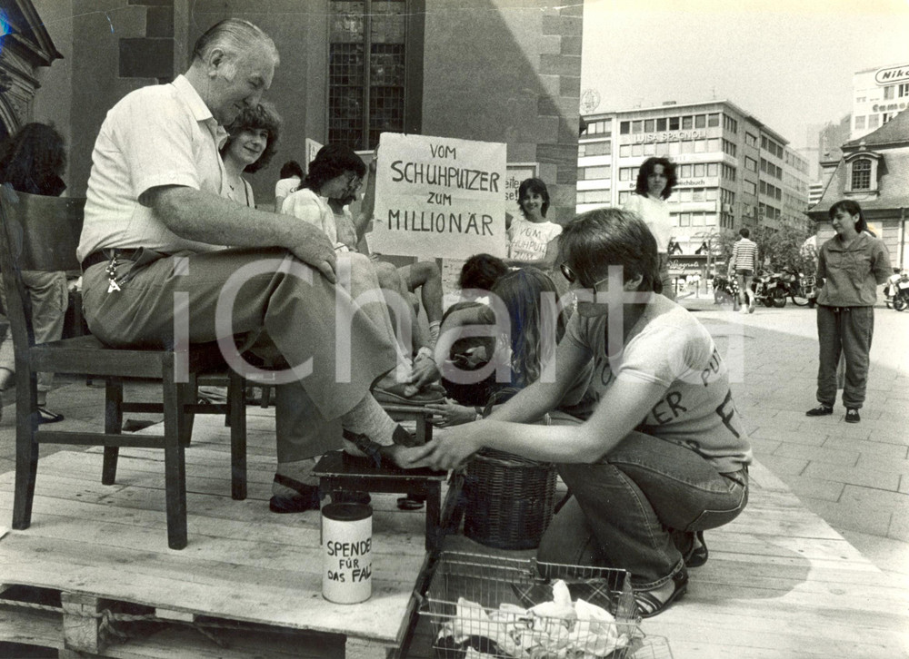Fotografia d epoca originale 1983 FRANKFURT DE Disoccupati puliscono scarpe ai passanti Fotografia 1