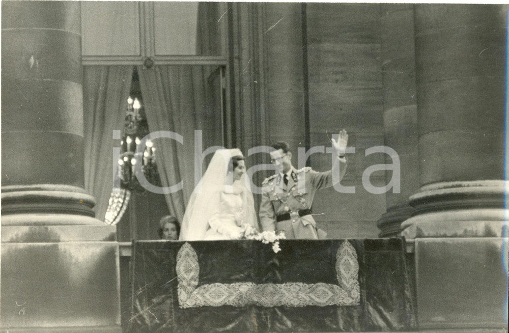 Fotografia d epoca originale 1960 BRUXELLES Belgio BALDOVINO e FABIOLA salutano i sudditi dopo le nozze 1