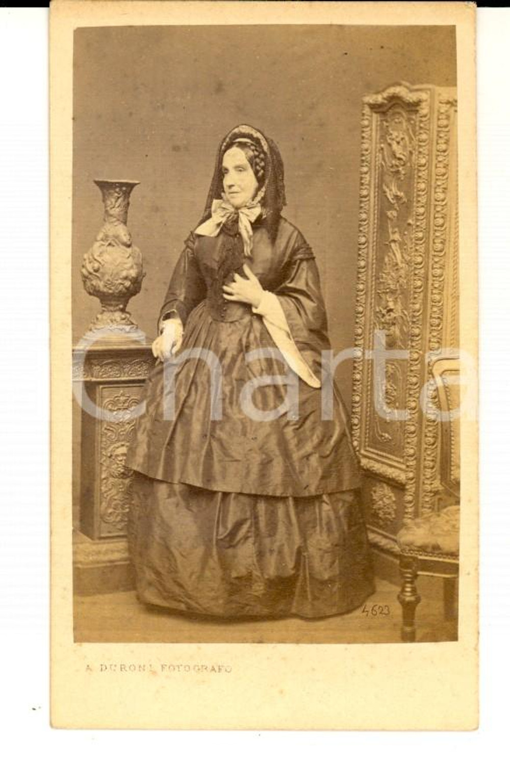 Fotografia d epoca originale 1880 ca MILANO Donna in abito scuro con la cuffia Foto Alessandro DURONI 1