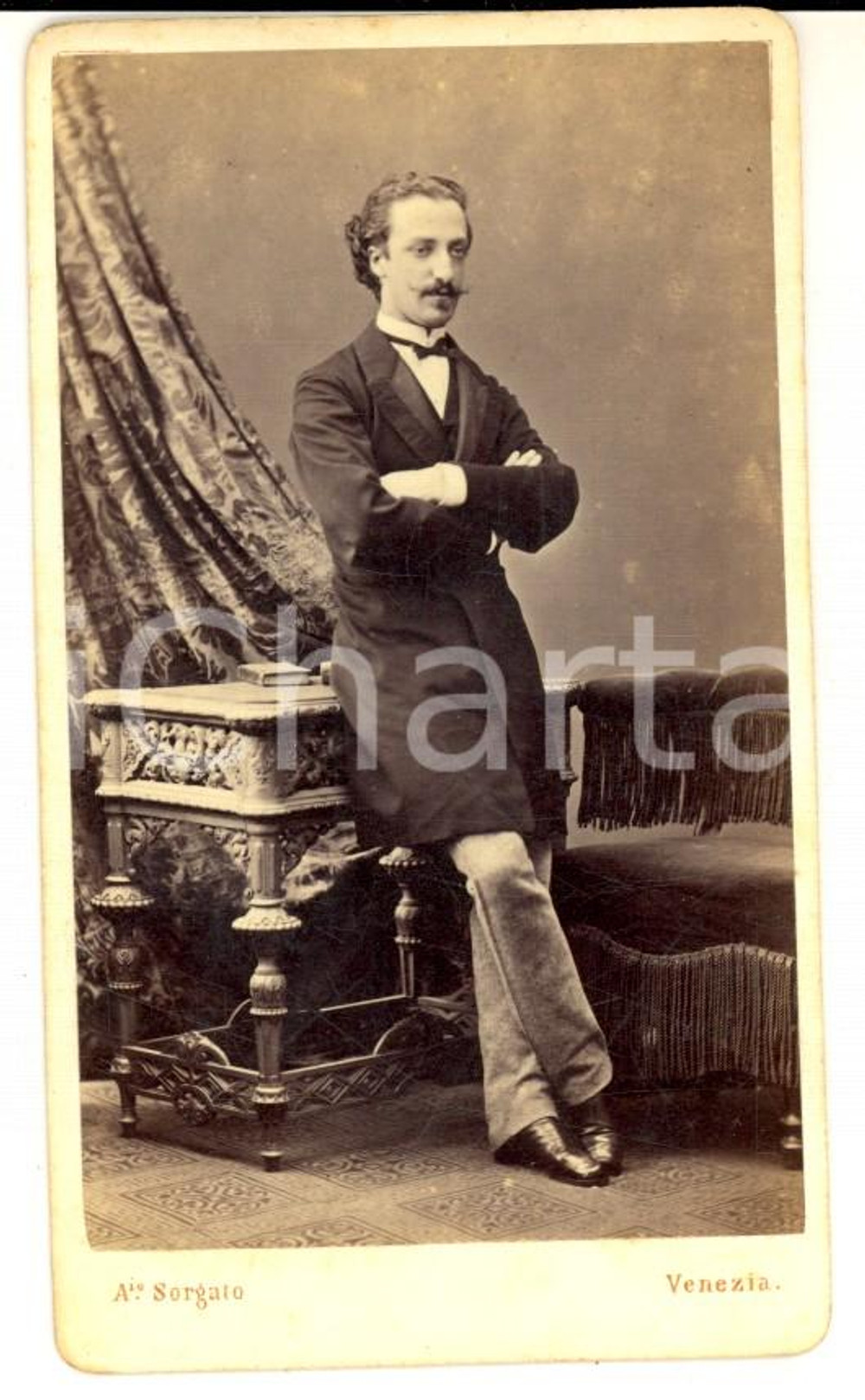 Fotografia d epoca originale 1870 ca VENEZIA Ritratto di gentiluomo alla scrivania Foto Antonio SORGATO 1