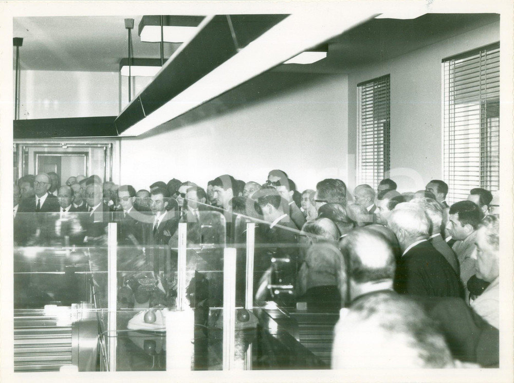 Fotografia d epoca originale 1965 MORTARA Folla a inaugurazione nuova sede Banca Provinciale Lombarda Foto 1