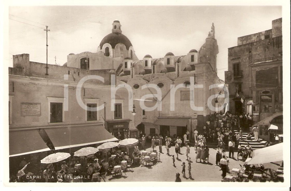 Cartolina originale da collezione 1955 ca CAPRI Turisti affollano piazza  Ombrelloni CAMPARI Cartolina FP VG 1