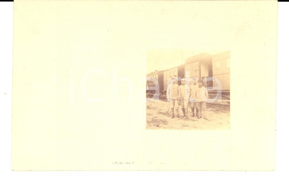 Fotografia d epoca originale 1917 WW1 FRANCE Ufficiali di fanteria posano vicino a un vagone sanitario Foto 1