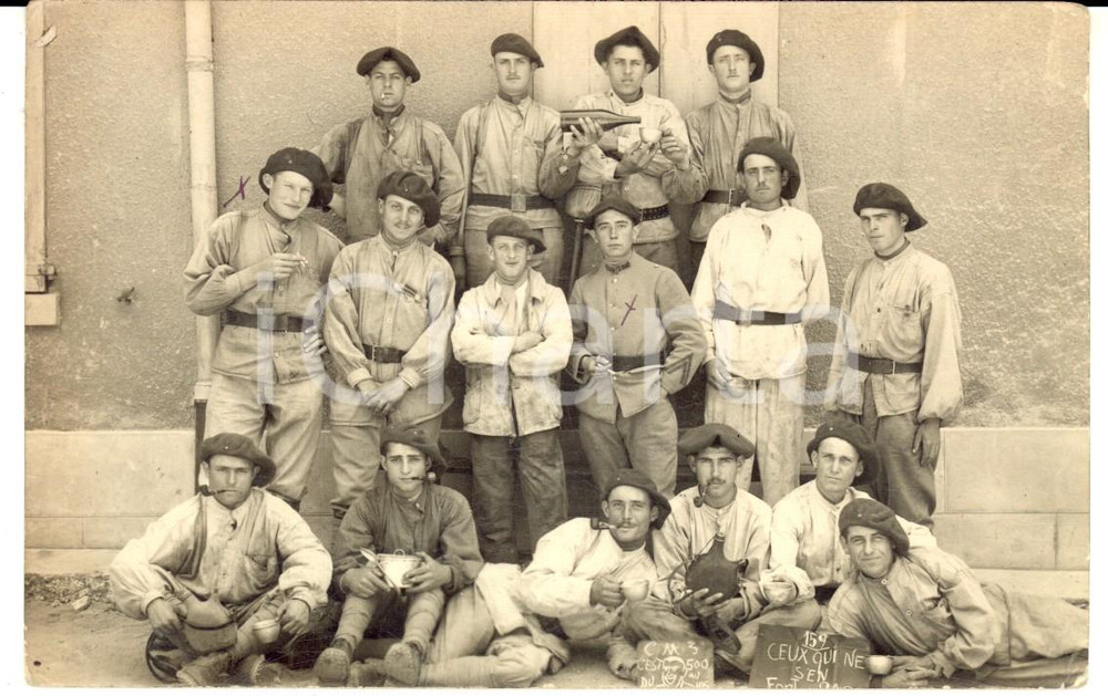 Fotografia d epoca originale 1915 ca WW1 FRANCE Group de chasseurs pose avec verres et bouteilles Photo 1