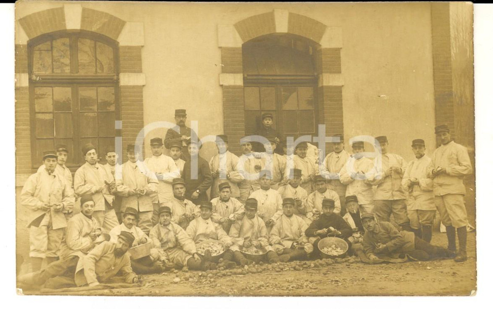Fotografia d epoca originale 1916 WW1 FORT LAMOTTE LYON F CorvÃ©e per le reclute in cucina a pelare patate 1