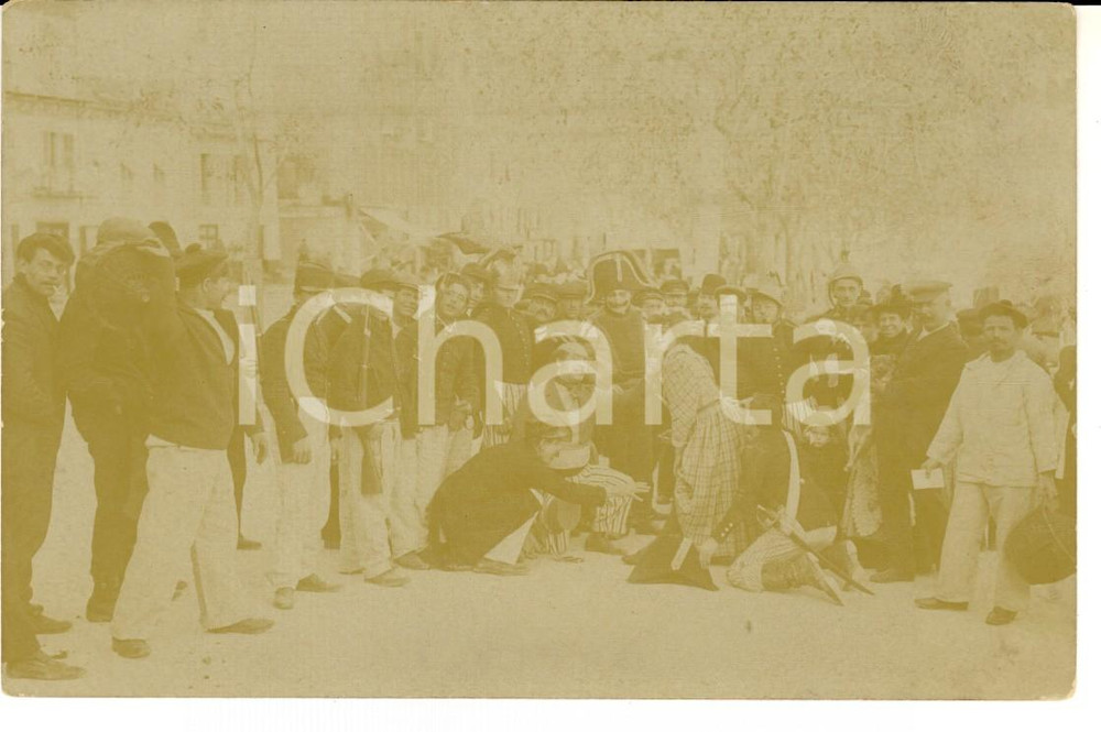 Fotografia d epoca originale 1915 ca FRANCIA Militari supplicano un travestito Foto GOLIARDICA Cartolina 1
