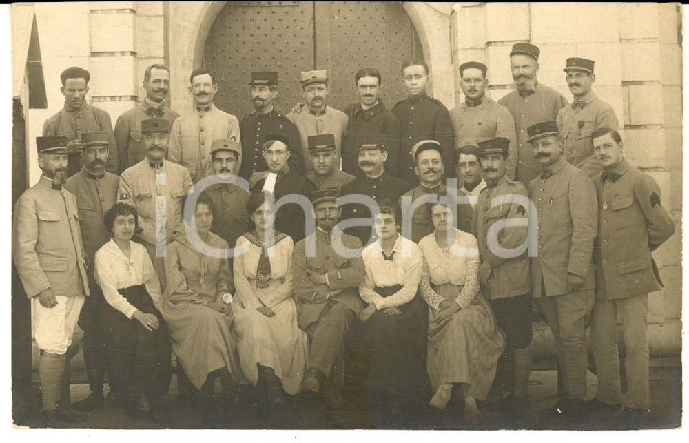 Fotografia d epoca originale 1915 ca WW1 FRANCE Gruppo di ufficiali con dame di beneficenza Foto cartolina 1