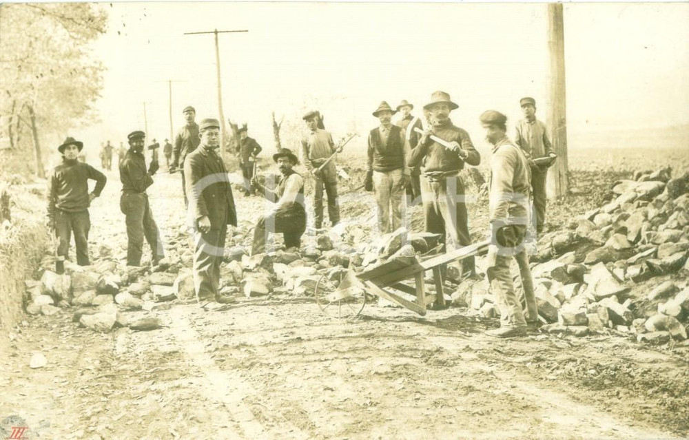 Fotografia d epoca originale 1908 DUNNSTABLE, PENNSYLVANIA USA Operai stendono la pavimentazione stradale 1
