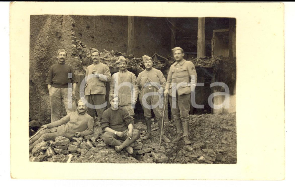 Fotografia d epoca originale 1916 FRANCE Soldato LAPISSE con i commilitoni della fanteria in casa diroccata 1