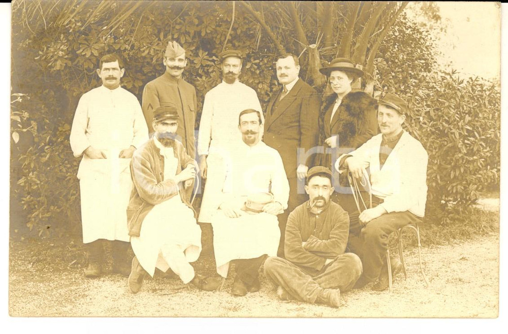 Fotografia d epoca originale 1915 ca WW1 FRANCE Soldati convalescenti con dama di beneficenza Foto cartolina 1