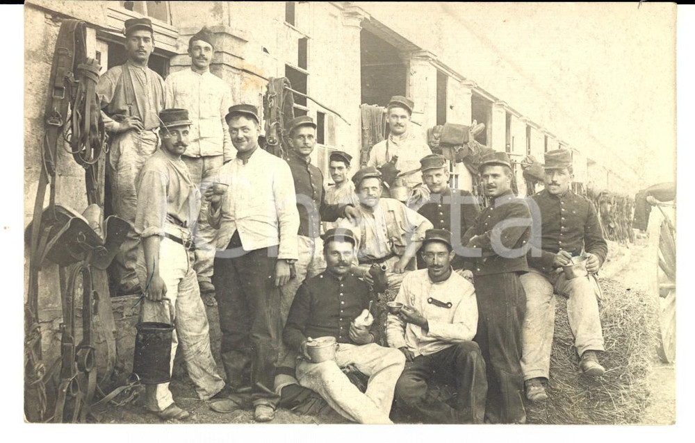 Fotografia d epoca originale 1915 ca WW1 FRANCE Militari di fanteria posano vicino alle stalle Foto FP 1