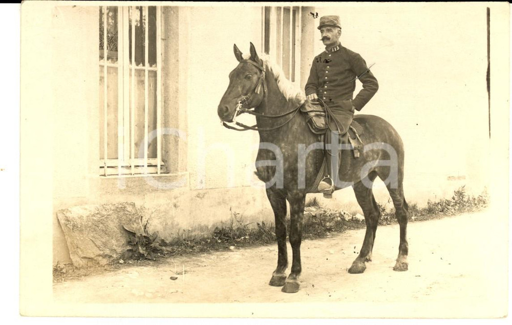 Fotografia d epoca originale 1915 ca WW1 FRANCIA Ufficiale del 115Â°  fanteria a cavallo in un villaggio 1