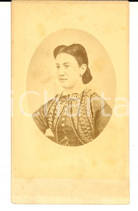 Fotografia d epoca originale 1870 ca TORINO ? Ritratto di donna in abito ricamato Fotografia VINTAGE 1