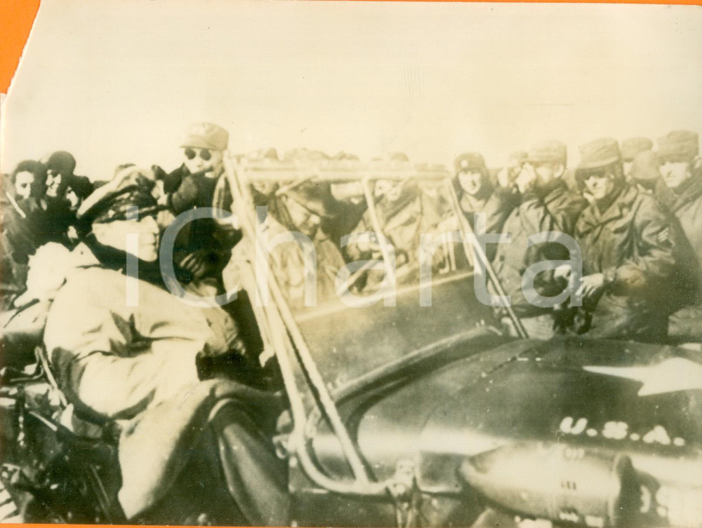 Fotografia d epoca originale 1950 GUERRA DI COREA Gen. Douglas MacARTHUR saluta truppe americane DANNEGGIATA 1