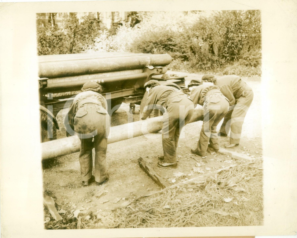 Fotografia d epoca originale 1942 LONDON WW2 Operaie WOMEN S AUXILIARY AIR FORCE scaricano tubi per aerostati 1