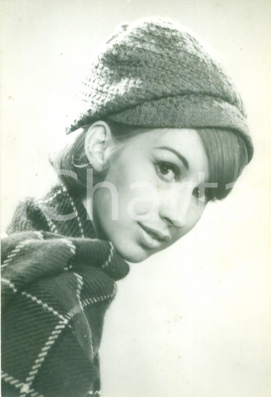 Fotografia d epoca originale 1964 PARIS MODA INVERNALE Modella con cuffia di maglia e sciarpa Foto 1 1