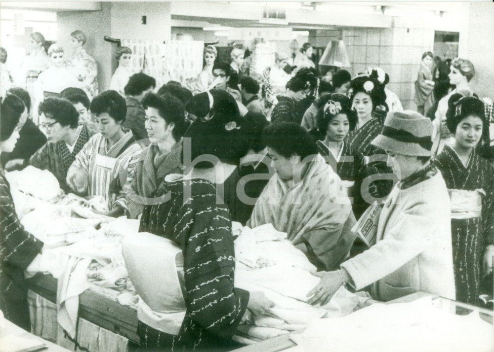 Fotografia d epoca originale 1979 TOKYO JAPAN Vendita di kimono in un magazzino di tessuti Fotografia 1