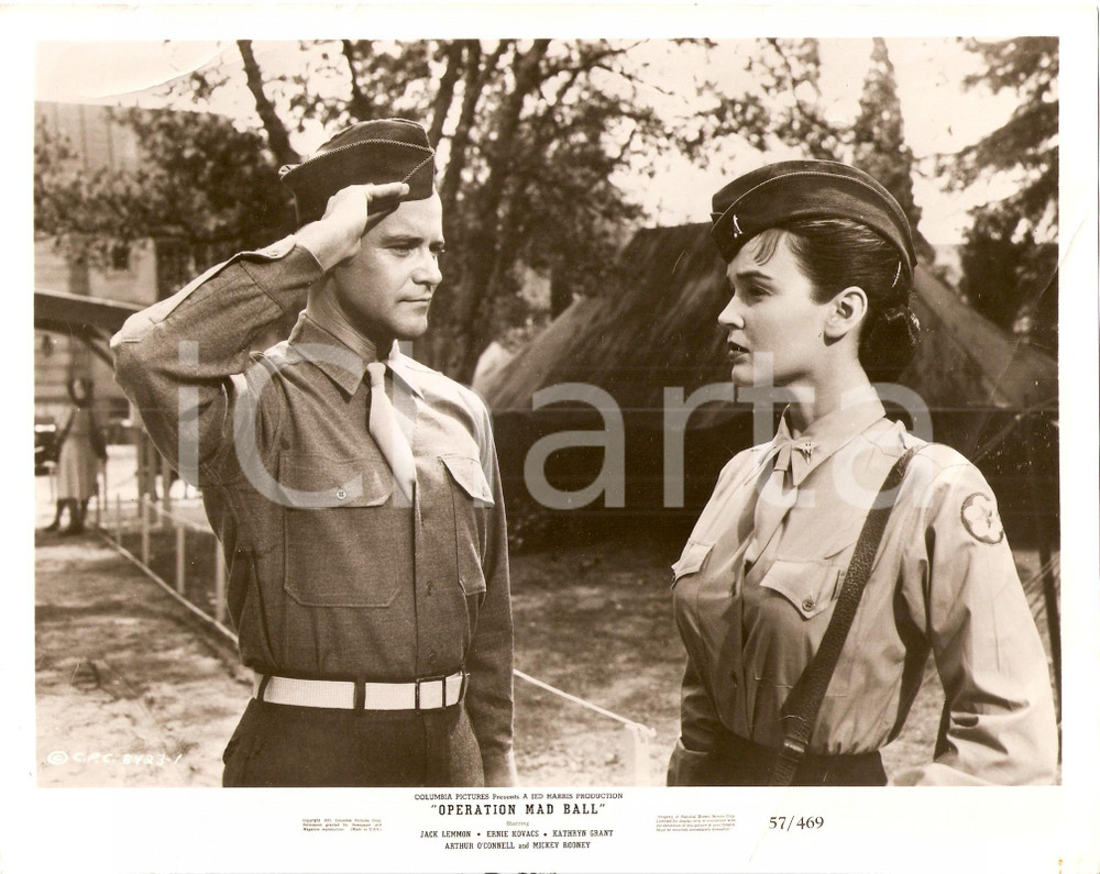 Fotografia d epoca originale 1957 OPERATION MAD BALL Kathryn GRANT Jack LEMMON sull attenti Foto di scena 1