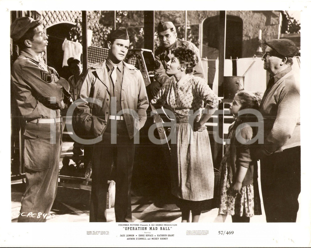 1957 OPERATION MAD BALL Jack LEMMON William LESLIE Jeanne MANET *Foto di scena DATA: 1957TITOLO: "OPERATION MAD BALL"Titolo originale: "OFF LIMITS (PROIBITO AI MILITARI)"Regia di RICHARD QUINEJACK LEMMON, WILLIAM LESLIE E JEAN MANET IN UNA SCENA DEL FILM  DESCRIZIONE: Fotografia di scena d'epoca.  DIMENSIONI: 25 x 20 cm CONDIZIONI: buone (ma forellini da affissione) Fotografia d'epoca, originale, autentica.     originale e autentica 1