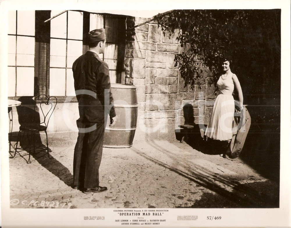 Fotografia d epoca originale 1957 OPERATION MAD BALL Jack LEMMON incontra Kathryn GRANT Foto di scena 1
