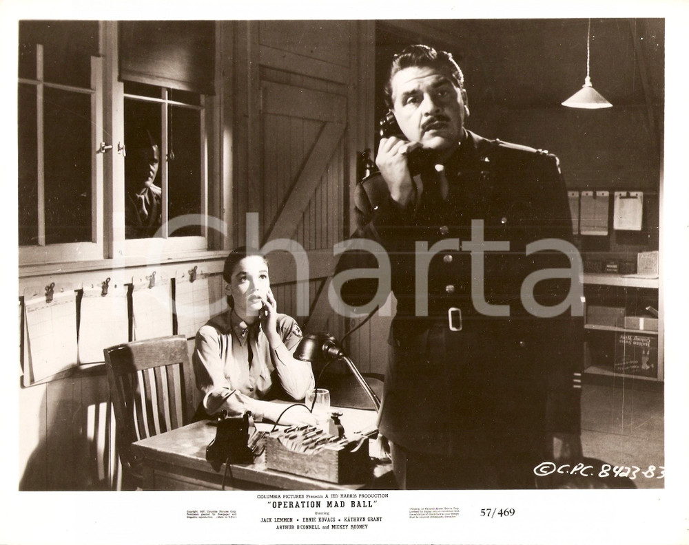 1957 OPERATION MAD BALL Jack LEMMON spia Ernie KOVACS al telefono *Foto di scena DATA: 1957TITOLO: "OPERATION MAD BALL"Titolo originale: "OFF LIMITS (PROIBITO AI MILITARI)"Regia di RICHARD QUINEJACK LEMMON, KATHRYN GRANT ED ERNIE KOVACS IN UNA SCENA DEL FILM  DESCRIZIONE: Fotografia di scena d'epoca.  DIMENSIONI: 25 x 20 cm CONDIZIONI: buone. Fotografia d'epoca, originale, autentica.     originale e autentica 1