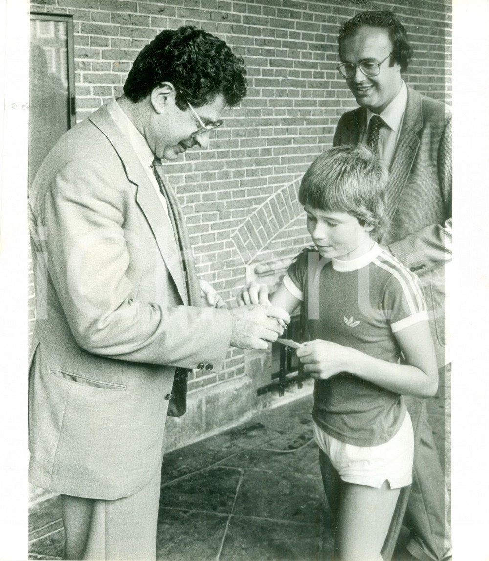 Fotografia d epoca originale 1960 ca AMSTERDAM OLANDA Ed VAN THIJN firma un autografo a un bambino Foto 1