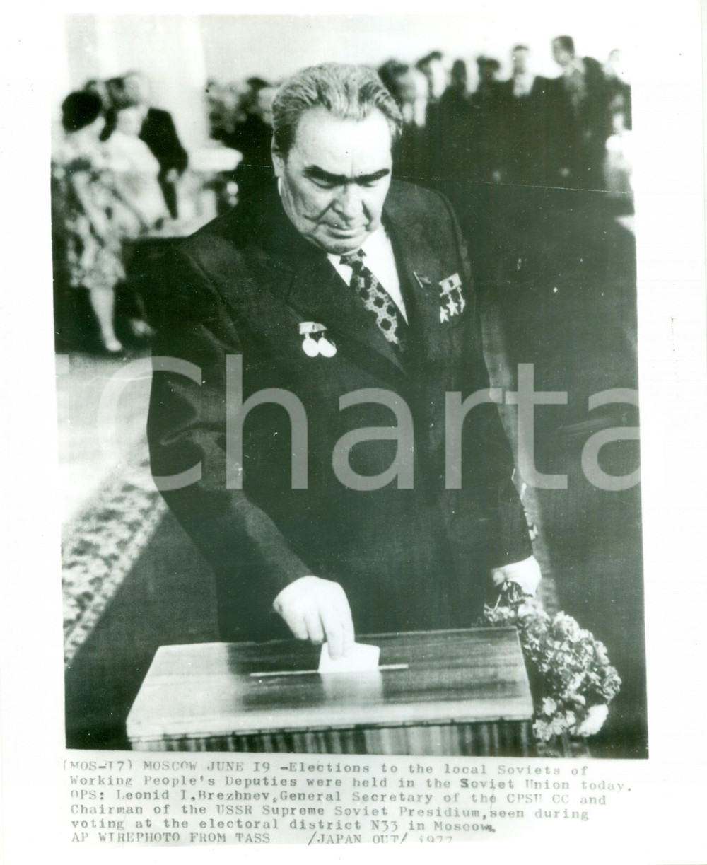 Fotografia d epoca originale 1977 MOSCA RUSSIA Leonid BREZNEV vota per i Soviet locali Fotografia 1