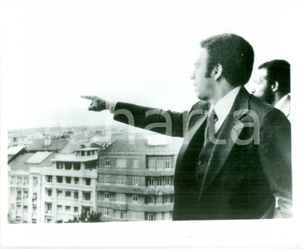 Fotografia d epoca originale 1977 LISBONA PORTOGALLO Andrew YOUNG guarda la città da grattacielo Fotografia 1