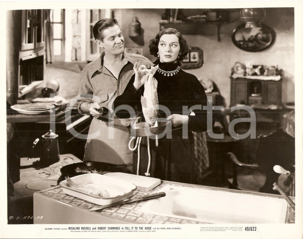 Fotografia d epoca originale 1949 TELL IT TO THE JUDGE Rosalind RUSSELL Robert CUMMINGS cucinano pesce Foto 1