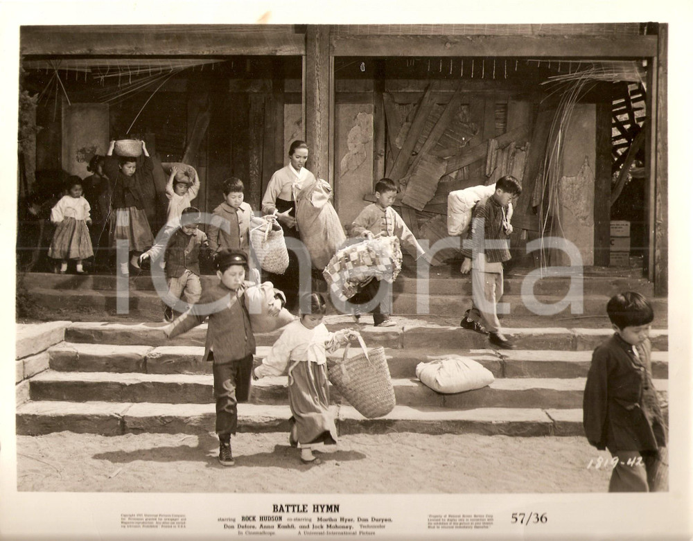 Fotografia d epoca originale 1957 BATTLE HYMN Anna KASHFI in fuga con bambini coreani Foto 25 x 20 cm 1