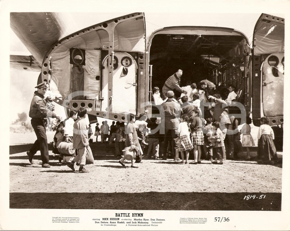 Fotografia d epoca originale 1957 BATTLE HYMN Rock HUDSON carica bambini coreani su velivolo militare Foto 1