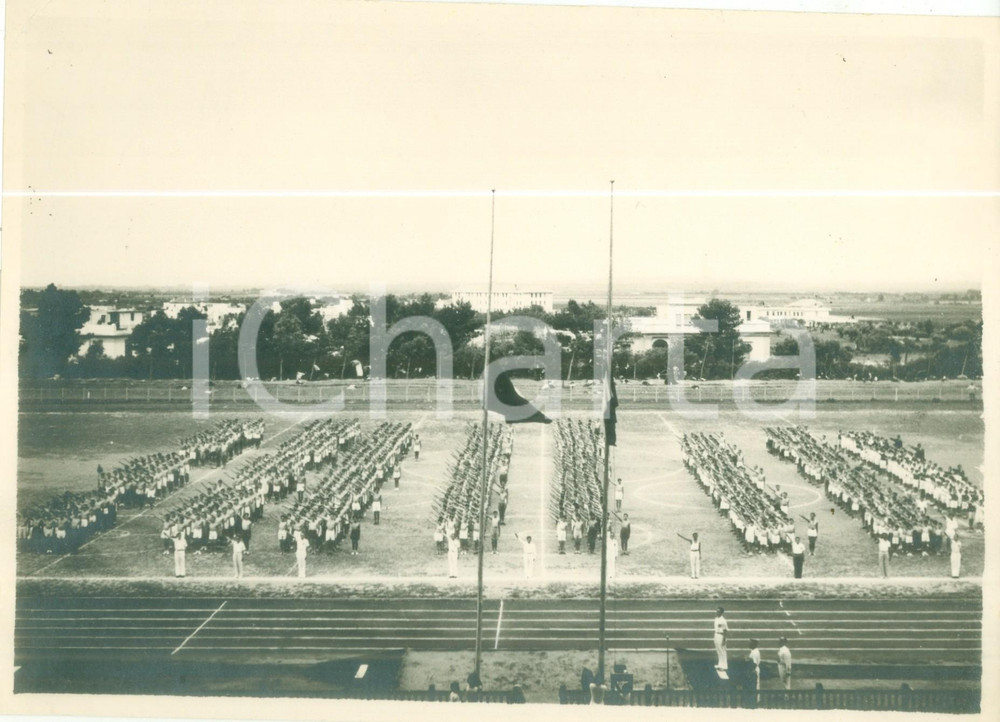 Fotografia d epoca originale 1940 ca AVIGNON FRANCE Atleti salutano il Regime al Parc des Sports Fotografia 1