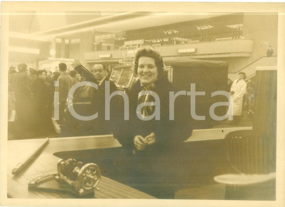 Fotografia d epoca originale 1945 ca PARIS In visita al Salone dell Automobile Fotografia 1