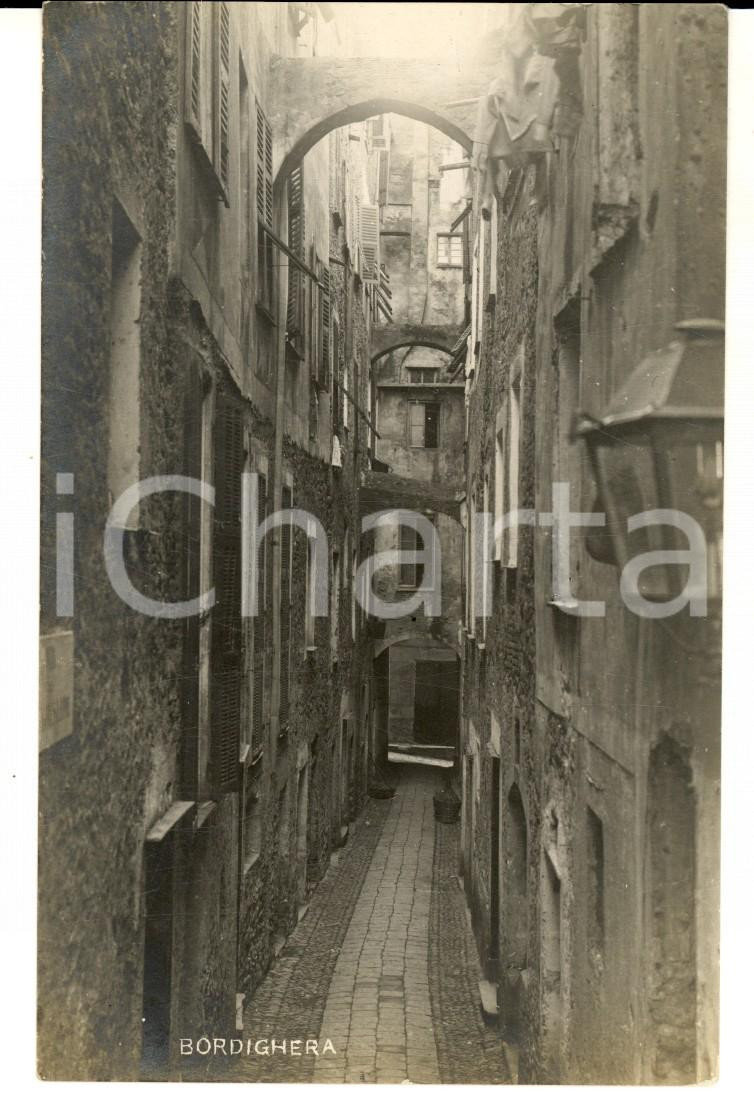 Cartolina originale da collezione 1920 ca BORDIGHERA IM Stradina del centro storico Foto cartolina BENIGNI 1