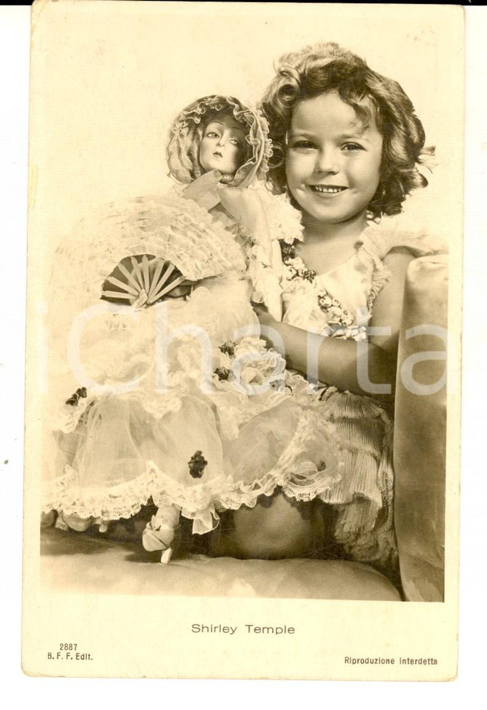 Cartolina originale da collezione 1936 CINEMA Shirley TEMPLE gioca con una bambola Cartolina postale FP 1