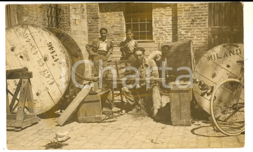 1930 ca MILANO INDUSTRIA Operai al lavro su tubi di gomma - Foto cartolina RARA