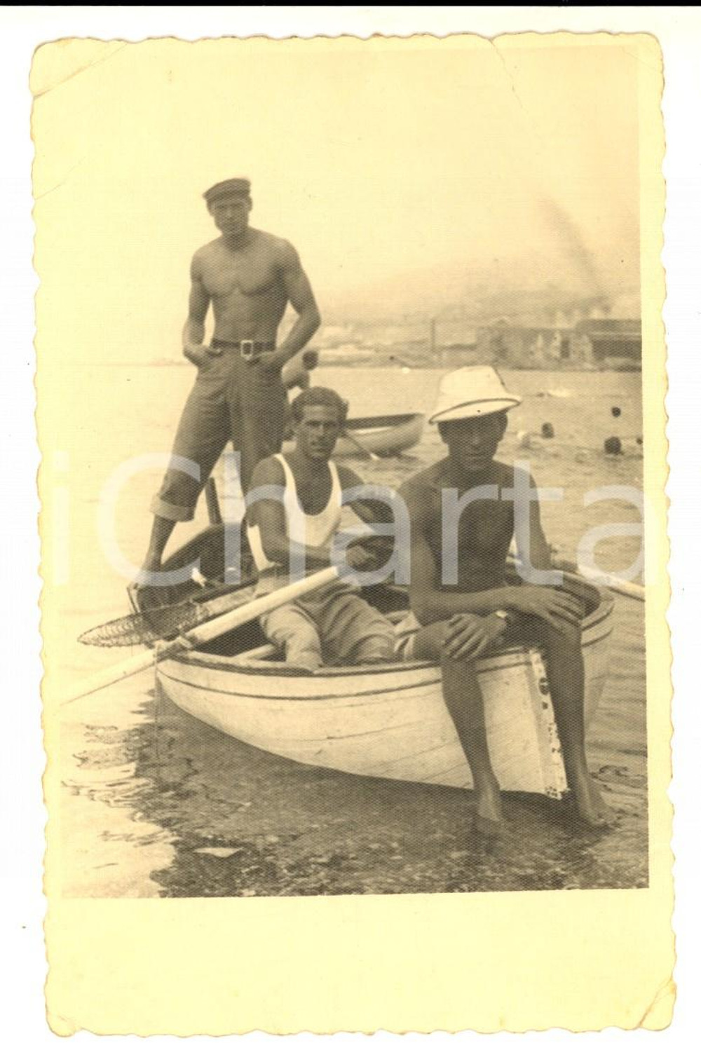 Fotografia d epoca originale 1940 ca GENOVA SAMPIERDARENA Tre giovani atletici in barca  Foto VINTAGE 1