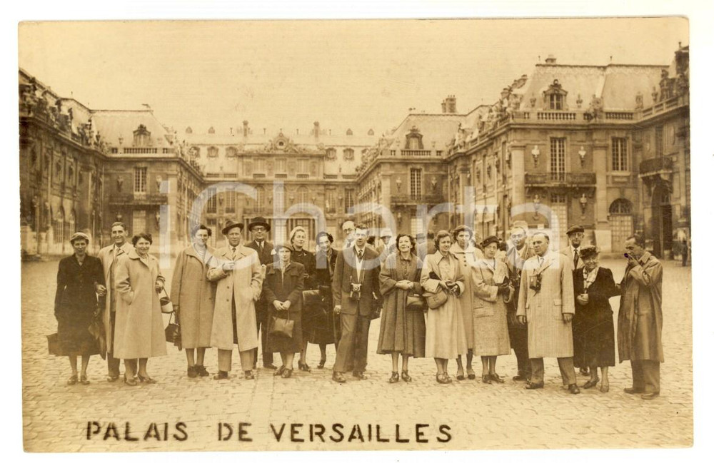 Fotografia d epoca originale 1940 ca PARIS Palais de VERSAILLES Gruppo di visitatori  Foto cartolina VINTAGE 1