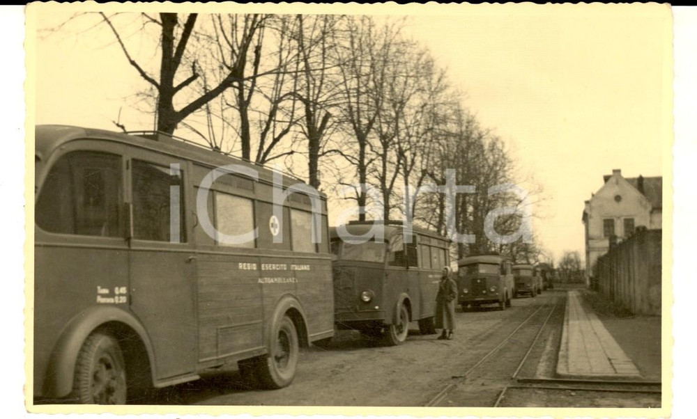 Fotografia d epoca originale 1945 ca WWII ZONA DI GUERRA Colonna di autoambulanze REGIO ESERCITO Foto 1