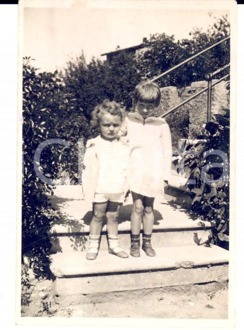 Fotografia d epoca originale 1940 ca BARASSO VA Ritratto di due bambini in giardino Foto VINTAGE 5x8 1