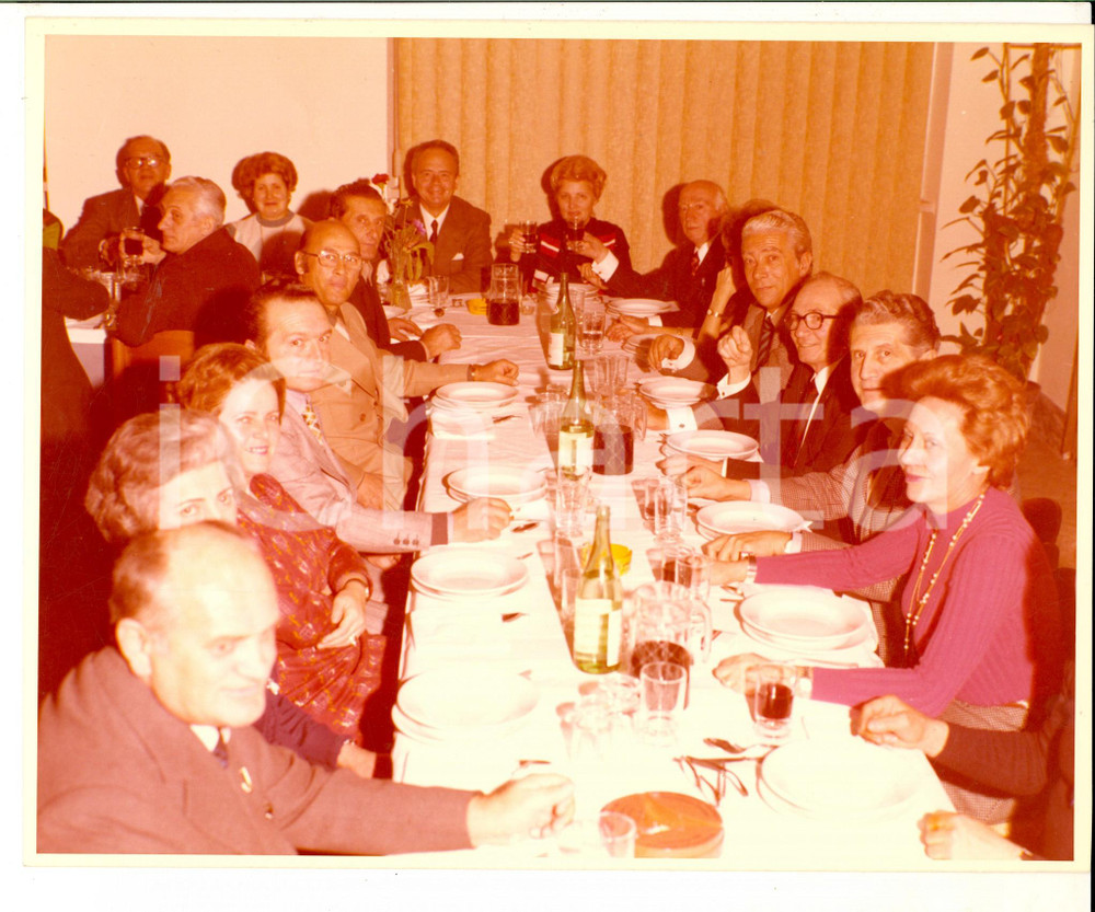 Fotografia d epoca originale 1970 ca MILANO ? Raduno reduci battaglia di MONTELUNGO con le famiglie Foto 1