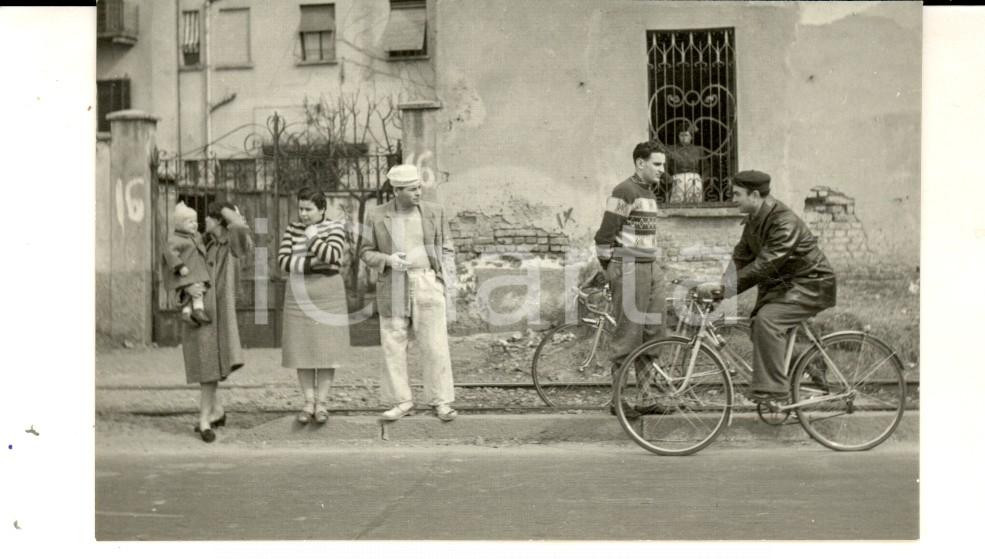 Fotografia d epoca originale 1951 MILANO GALLARATESE In attesa dei ciclisti della MITO Fotografia anonima 1